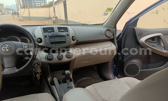 Sayi Na hannu Toyota RAV4 Blue Mota in Yaounde a Babban Kamaru Sayi Na hannu Toyota RAV4 Blue Mota in Yaounde a Babban Kamaru