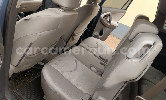 Sayi Na hannu Toyota RAV4 Blue Mota in Yaounde a Babban Kamaru Sayi Na hannu Toyota RAV4 Blue Mota in Yaounde a Babban Kamaru
