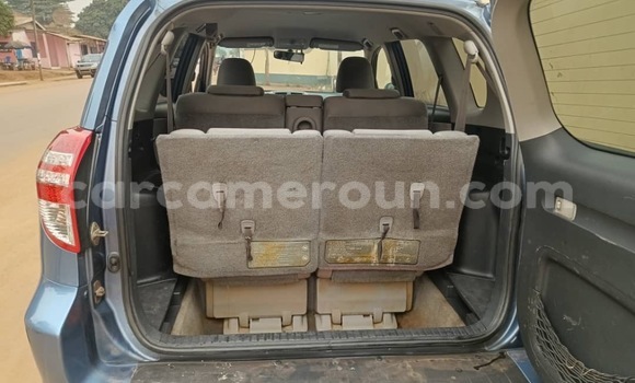 Sayi Na hannu Toyota RAV4 Blue Mota in Yaounde a Babban Kamaru Sayi Na hannu Toyota RAV4 Blue Mota in Yaounde a Babban Kamaru