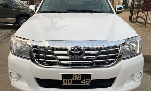 Sayi Na hannu Toyota Hilux White Mota in Douala a Ƙasar Kamaru