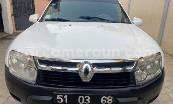 Sayi Na hannu Renault Duster White Mota in Douala a Ƙasar Kamaru