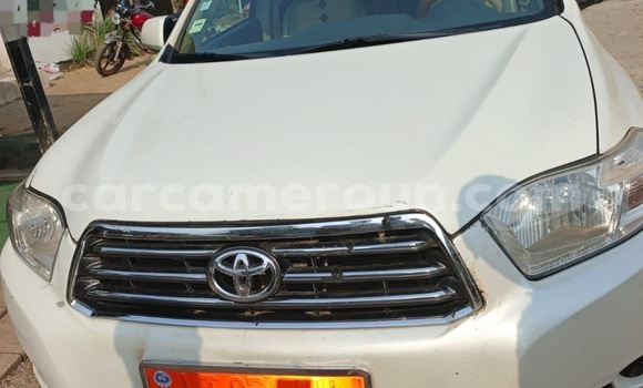 Sayi Na hannu Toyota Highlander White Mota in Douala a Ƙasar Kamaru