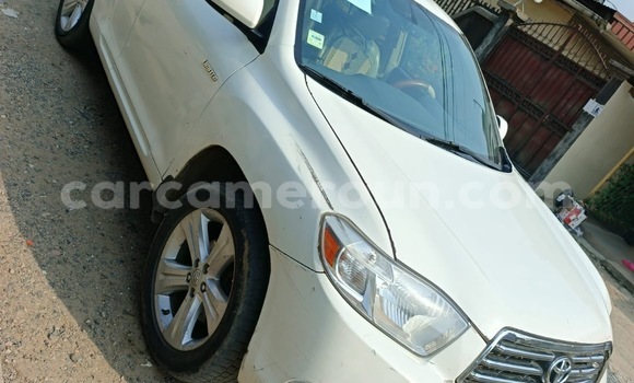 Sayi Na hannu Toyota Highlander White Mota in Douala a Ƙasar Kamaru Sayi Na hannu Toyota Highlander White Mota in Douala a Ƙasar Kamaru