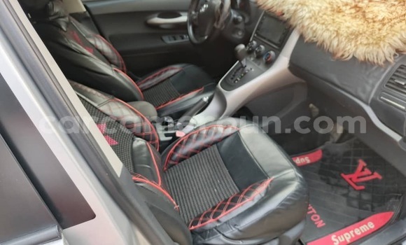 Sayi Imported Toyota Auris Azurfa Mota in Douala a Ƙasar Kamaru Sayi Imported Toyota Auris Azurfa Mota in Douala a Ƙasar Kamaru