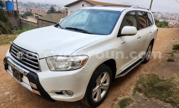 Buy Used Toyota Highlander White Car in Yaounde in Central Cameroon