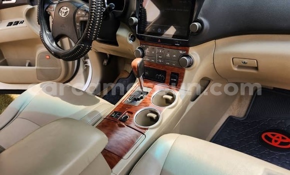 Buy Used Toyota Highlander White Car in Yaounde in Central Cameroon Buy Used Toyota Highlander White Car in Yaounde in Central Cameroon