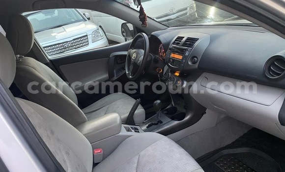 Sayi Na hannu Toyota RAV4 Azurfa Mota in Douala a Ƙasar Kamaru Sayi Na hannu Toyota RAV4 Azurfa Mota in Douala a Ƙasar Kamaru