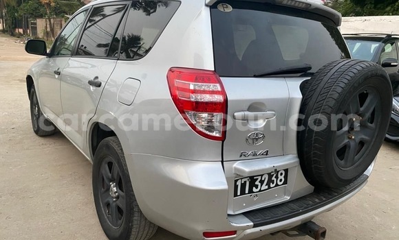 Sayi Na hannu Toyota RAV4 Azurfa Mota in Douala a Ƙasar Kamaru Sayi Na hannu Toyota RAV4 Azurfa Mota in Douala a Ƙasar Kamaru