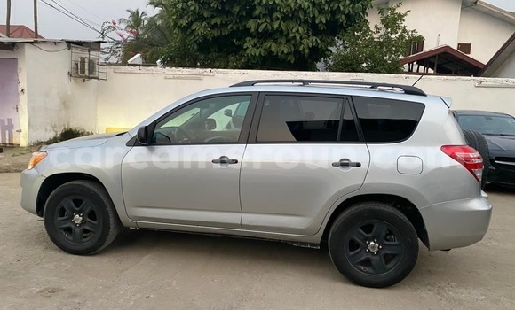 Sayi Na hannu Toyota RAV4 Azurfa Mota in Douala a Ƙasar Kamaru Sayi Na hannu Toyota RAV4 Azurfa Mota in Douala a Ƙasar Kamaru