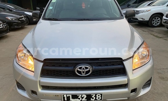 Sayi Na hannu Toyota RAV4 Azurfa Mota in Douala a Ƙasar Kamaru Sayi Na hannu Toyota RAV4 Azurfa Mota in Douala a Ƙasar Kamaru
