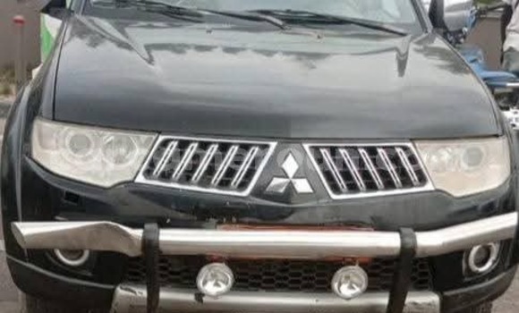 Sayi Na hannu Mitsubishi L200 Black Mota in Douala a Ƙasar Kamaru