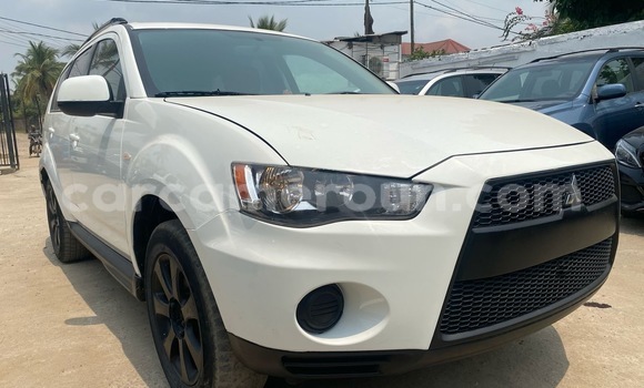 Buy Import Mitsubishi Outlander White Car in Douala in Littoral Cameroon