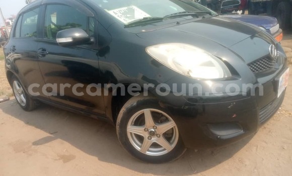 Sayi Na hannu Toyota Yaris Black Mota in Douala a Ƙasar Kamaru