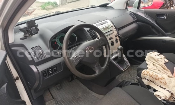 Sayi Na hannu Toyota Corolla Verso Azurfa Mota in Douala a Ƙasar Kamaru Sayi Na hannu Toyota Corolla Verso Azurfa Mota in Douala a Ƙasar Kamaru