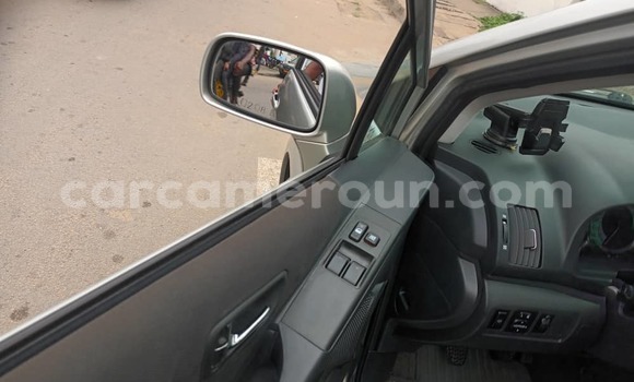 Sayi Na hannu Toyota Corolla Verso Azurfa Mota in Douala a Ƙasar Kamaru Sayi Na hannu Toyota Corolla Verso Azurfa Mota in Douala a Ƙasar Kamaru