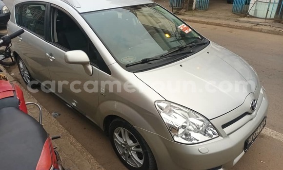 Sayi Na hannu Toyota Corolla Verso Azurfa Mota in Douala a Ƙasar Kamaru Sayi Na hannu Toyota Corolla Verso Azurfa Mota in Douala a Ƙasar Kamaru