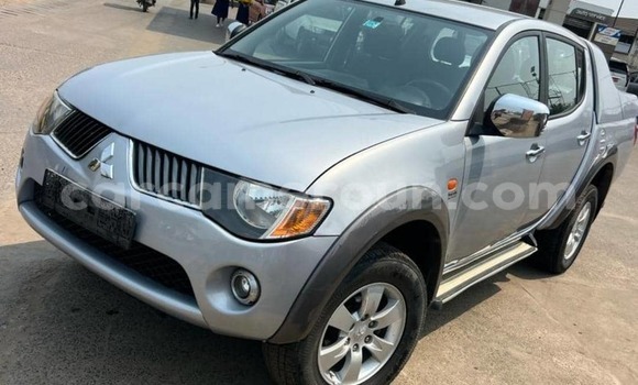 Sayi Na hannu Mitsubishi L200 Azurfa Mota in Douala a Ƙasar Kamaru