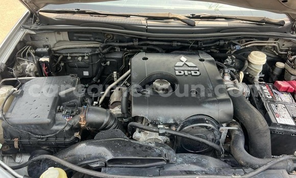 Sayi Na hannu Mitsubishi L200 Azurfa Mota in Douala a Ƙasar Kamaru Sayi Na hannu Mitsubishi L200 Azurfa Mota in Douala a Ƙasar Kamaru