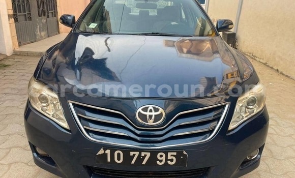 Sayi Na hannu Toyota Camry Blue Mota in Douala a Ƙasar Kamaru