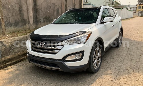 Sayi Imported Hyundai Santa Fe White Mota in Douala a Ƙasar Kamaru