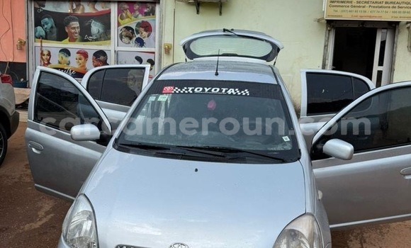 Sayi Na hannu Toyota Vitz Blue Mota in Douala a Ƙasar Kamaru