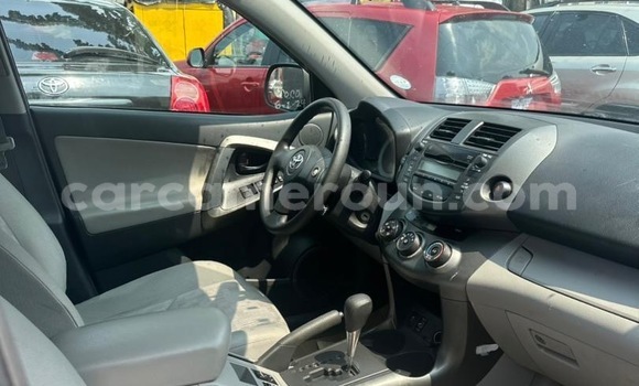 Sayi Imported Toyota RAV4 Blue Mota in Douala a Ƙasar Kamaru Sayi Imported Toyota RAV4 Blue Mota in Douala a Ƙasar Kamaru