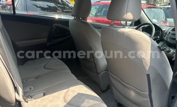 Sayi Imported Toyota RAV4 Blue Mota in Douala a Ƙasar Kamaru Sayi Imported Toyota RAV4 Blue Mota in Douala a Ƙasar Kamaru