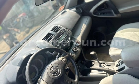 Sayi Imported Toyota RAV4 Blue Mota in Douala a Ƙasar Kamaru Sayi Imported Toyota RAV4 Blue Mota in Douala a Ƙasar Kamaru