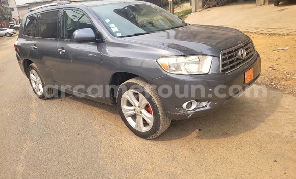 Sayi Na hannu Toyota Highlander Black Mota in Douala a Ƙasar Kamaru