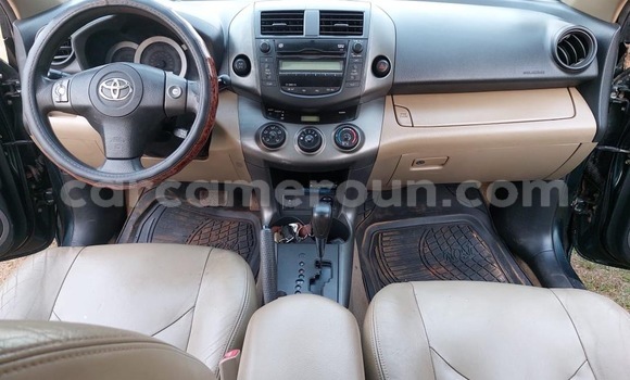 Sayi Na hannu Toyota RAV4 Black Mota in Yaounde a Babban Kamaru Sayi Na hannu Toyota RAV4 Black Mota in Yaounde a Babban Kamaru