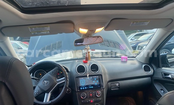 Sayi Na hannu Mercedes‒Benz ML–Class Black Mota in Douala a Ƙasar Kamaru Sayi Na hannu Mercedes‒Benz ML–Class Black Mota in Douala a Ƙasar Kamaru