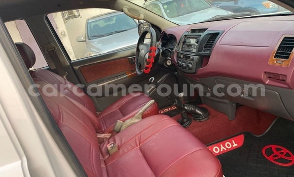 Sayi Na hannu Toyota Pickup White Mota in Douala a Ƙasar Kamaru Sayi Na hannu Toyota Pickup White Mota in Douala a Ƙasar Kamaru