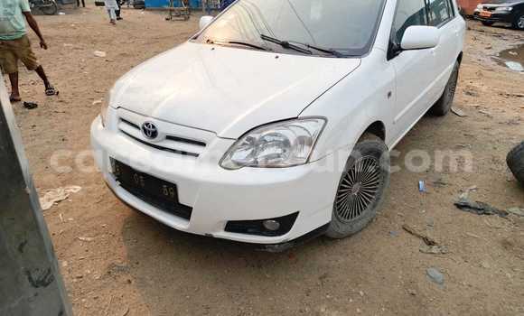 Sayi Na hannu Toyota Runx White Mota in Douala a Ƙasar Kamaru