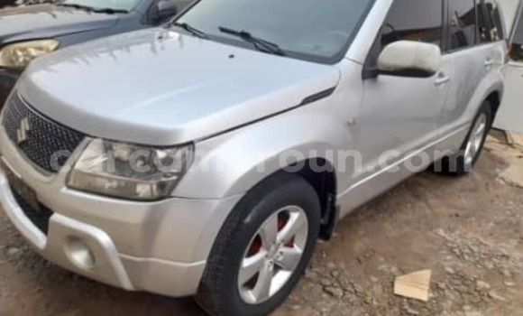 Sayi Na hannu Suzuki Grand Vitara Azurfa Mota in Douala a Ƙasar Kamaru