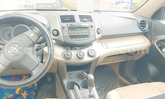 Sayi Na hannu Toyota RAV4 White Mota in Douala a Ƙasar Kamaru Sayi Na hannu Toyota RAV4 White Mota in Douala a Ƙasar Kamaru