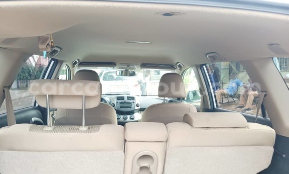 Sayi Na hannu Toyota RAV4 White Mota in Douala a Ƙasar Kamaru Sayi Na hannu Toyota RAV4 White Mota in Douala a Ƙasar Kamaru
