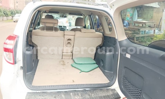 Sayi Na hannu Toyota RAV4 White Mota in Douala a Ƙasar Kamaru Sayi Na hannu Toyota RAV4 White Mota in Douala a Ƙasar Kamaru