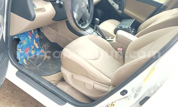 Sayi Na hannu Toyota RAV4 White Mota in Douala a Ƙasar Kamaru Sayi Na hannu Toyota RAV4 White Mota in Douala a Ƙasar Kamaru