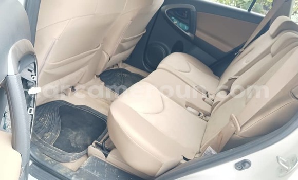 Sayi Na hannu Toyota RAV4 White Mota in Douala a Ƙasar Kamaru Sayi Na hannu Toyota RAV4 White Mota in Douala a Ƙasar Kamaru