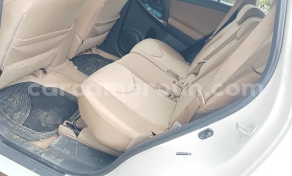 Sayi Na hannu Toyota RAV4 White Mota in Douala a Ƙasar Kamaru Sayi Na hannu Toyota RAV4 White Mota in Douala a Ƙasar Kamaru