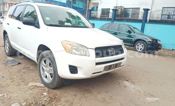 Sayi Na hannu Toyota RAV4 White Mota in Douala a Ƙasar Kamaru Sayi Na hannu Toyota RAV4 White Mota in Douala a Ƙasar Kamaru