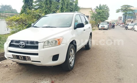Sayi Na hannu Toyota RAV4 White Mota in Douala a Ƙasar Kamaru Sayi Na hannu Toyota RAV4 White Mota in Douala a Ƙasar Kamaru