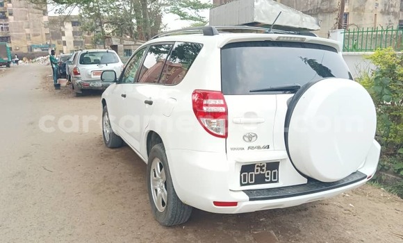 Sayi Na hannu Toyota RAV4 White Mota in Douala a Ƙasar Kamaru Sayi Na hannu Toyota RAV4 White Mota in Douala a Ƙasar Kamaru