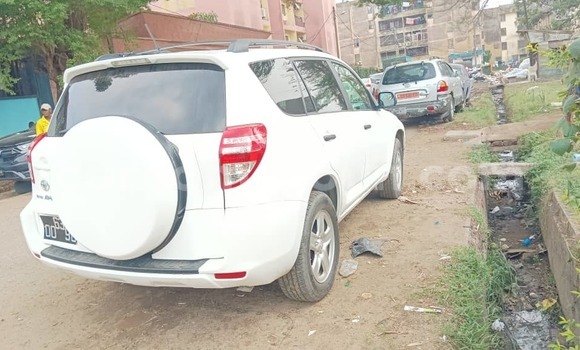 Sayi Na hannu Toyota RAV4 White Mota in Douala a Ƙasar Kamaru Sayi Na hannu Toyota RAV4 White Mota in Douala a Ƙasar Kamaru