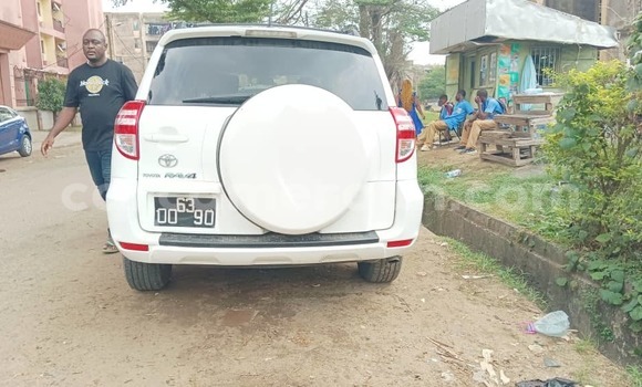 Sayi Na hannu Toyota RAV4 White Mota in Douala a Ƙasar Kamaru Sayi Na hannu Toyota RAV4 White Mota in Douala a Ƙasar Kamaru