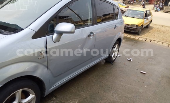 Sayi Imported Toyota Corolla Blue Mota in Douala a Ƙasar Kamaru Sayi Imported Toyota Corolla Blue Mota in Douala a Ƙasar Kamaru