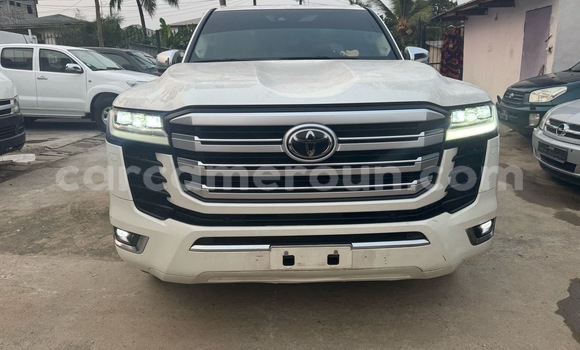 Sayi Imported Toyota Land Cruiser White Mota in Douala a Ƙasar Kamaru
