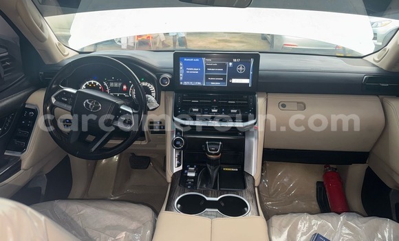 Sayi Imported Toyota Land Cruiser White Mota in Douala a Ƙasar Kamaru Sayi Imported Toyota Land Cruiser White Mota in Douala a Ƙasar Kamaru