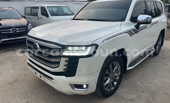 Sayi Imported Toyota Land Cruiser White Mota in Douala a Ƙasar Kamaru Sayi Imported Toyota Land Cruiser White Mota in Douala a Ƙasar Kamaru