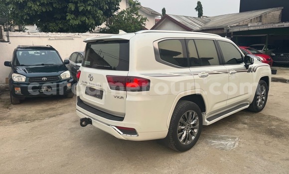 Sayi Imported Toyota Land Cruiser White Mota in Douala a Ƙasar Kamaru Sayi Imported Toyota Land Cruiser White Mota in Douala a Ƙasar Kamaru